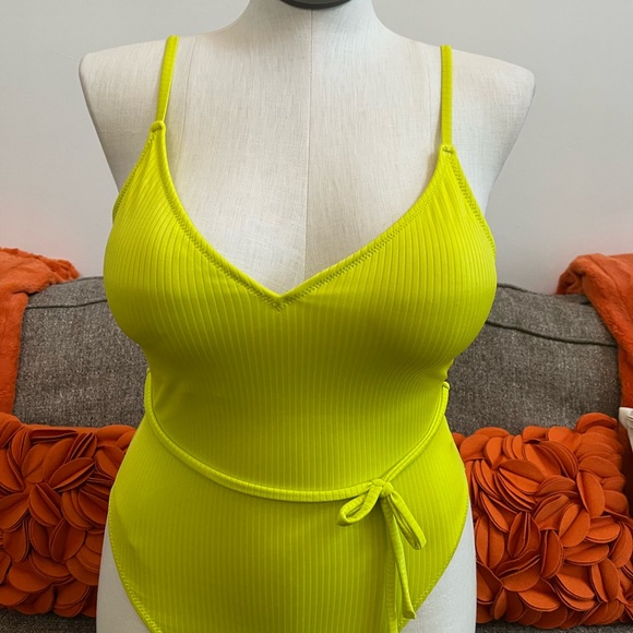 ❣️🆕Old Navy Textured Ribbed Vneck Belted One Piece Swimsuit❣️ - Picture 2 of 7